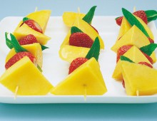 Mango And Strawberry Kebabs With Lime And Honey